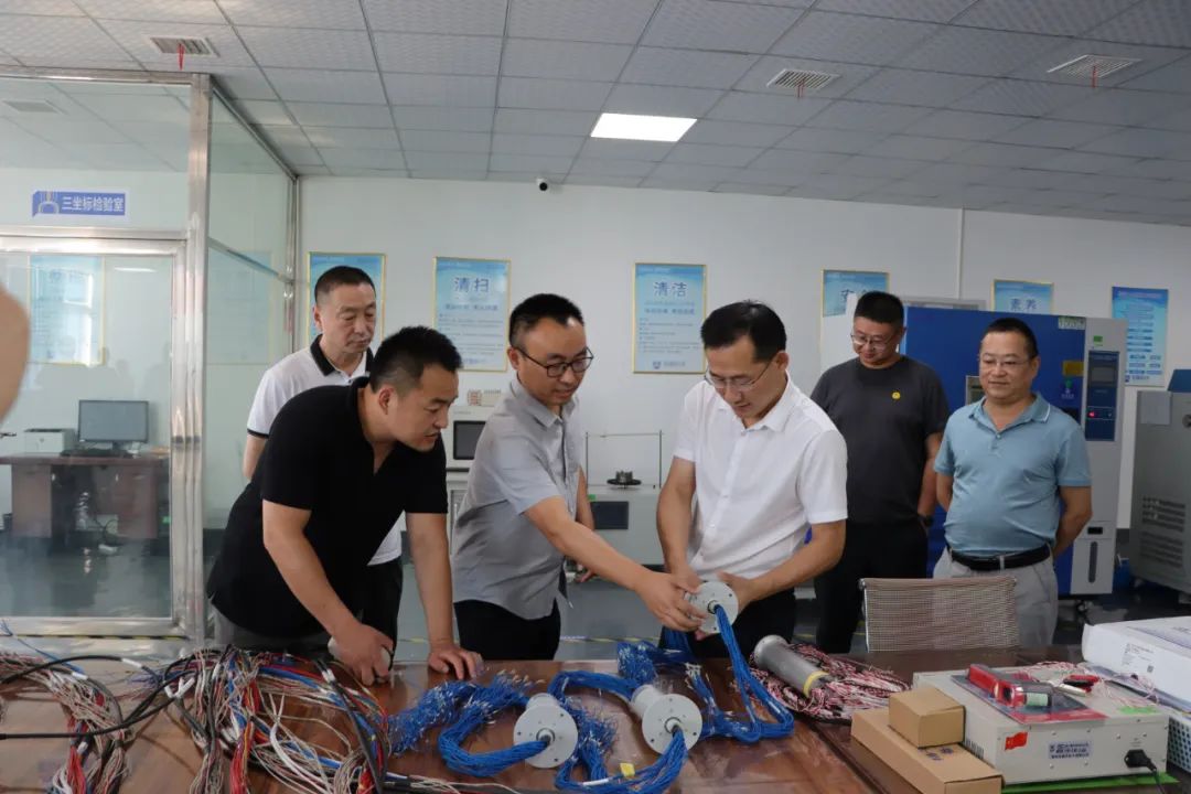 大香蕉导航科技董事长向政府领导及专家介绍香蕉影院在线观看产品