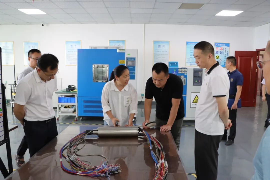 大香蕉导航科技总经理向政府领导及专家介绍香蕉影院在线观看产品