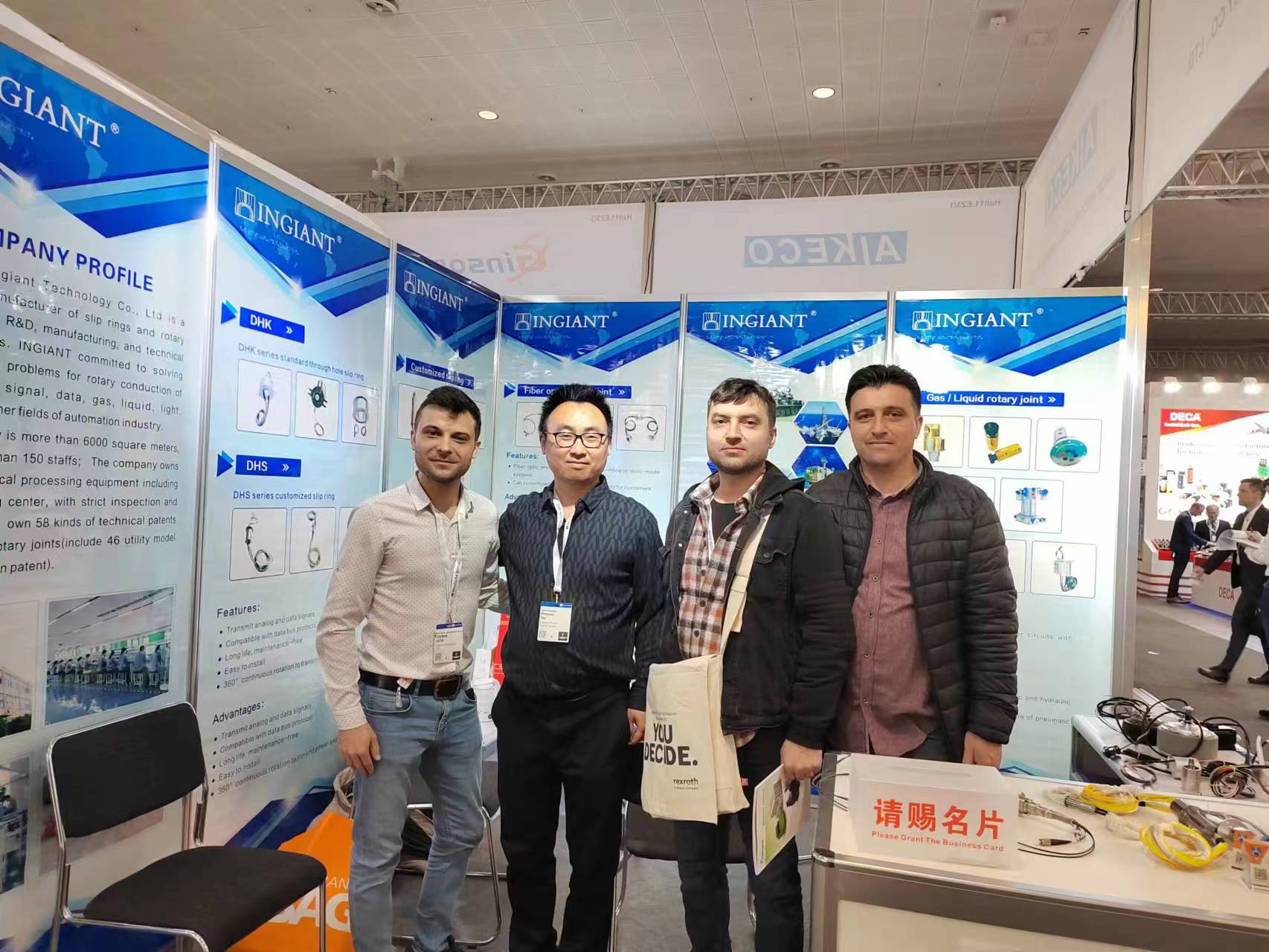 九江大香蕉导航科技在德国工业博览会与国外客户合影